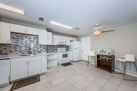 Kitchen - 8419 125th Pl, Largo, FL 33773 photo 2 of 5