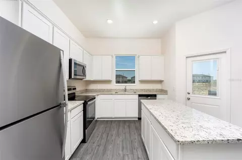 Kitchen - 654 Poppy Ln, Dundee, FL 33838 photo 3 of 3