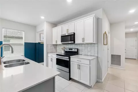 Kitchen - 9047 Royal River Cir, Parrish, FL 34219 photo 4 of 4