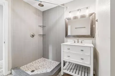 Bath - 336 Corbett Rd, Lithia, FL 33547 photo 4 of 5