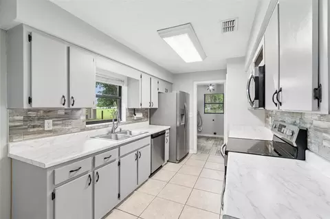 Kitchen - 336 Corbett Rd, Lithia, FL 33547 photo 1 of 2