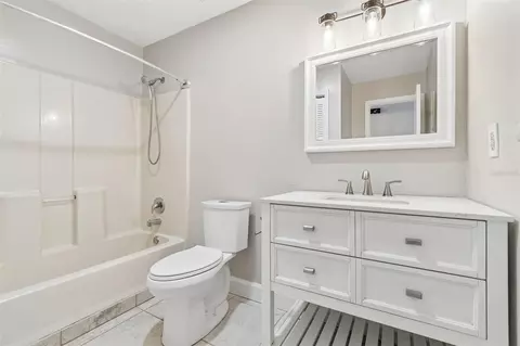 Bath - 336 Corbett Rd, Lithia, FL 33547 photo 3 of 5