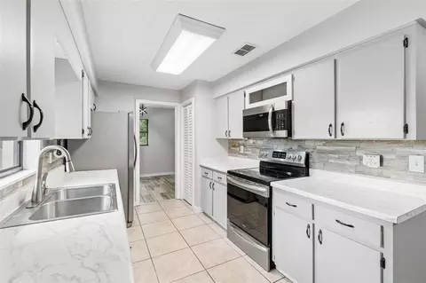 Kitchen - 336 Corbett Rd, Lithia, FL 33547 photo 2 of 2