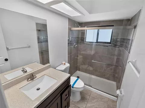 Bath - 10428 Tara Dr, Riverview, FL 33578 photo 4 of 5