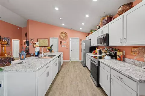 Kitchen - 11820 Stone Pine St, Riverview, FL 33569 photo 2 of 4