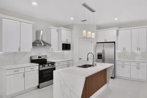 Kitchen - 1603 Wright Dr, Lakeland, FL 33805 photo 8 of 9