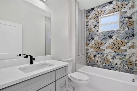 Bath - 1603 Wright Dr, Lakeland, FL 33805 photo 2 of 5