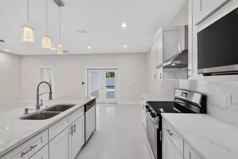 Kitchen - 1603 Wright Dr, Lakeland, FL 33805 photo 5 of 9