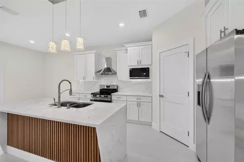 Kitchen - 1603 Wright Dr, Lakeland, FL 33805 photo 2 of 9