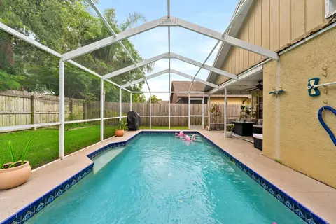 Exterior - 1518 Westerly Dr, Brandon, FL 33511 photo 7 of 8