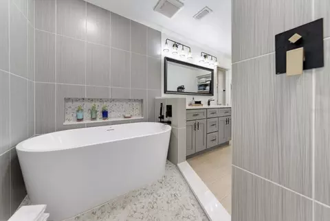 Bath - 407 Harbor View Ln, Largo, FL 33770 photo 2 of 3