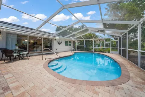 Exterior - 407 Harbor View Ln, Largo, FL 33770 photo 3 of 5