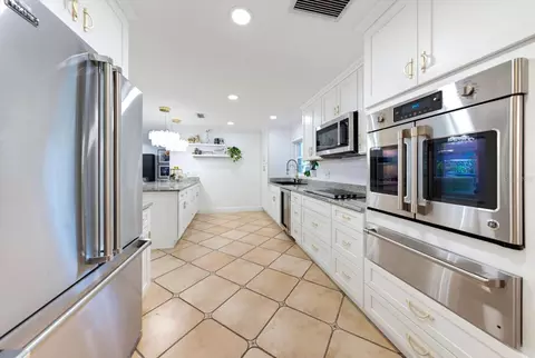 Kitchen - 407 Harbor View Ln, Largo, FL 33770 photo 3 of 3