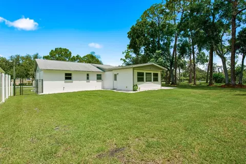 Exterior - 601 Shore Dr E, Oldsmar, FL 34677 photo 4 of 7