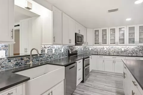 Kitchen - 601 Shore Dr E, Oldsmar, FL 34677 photo 2 of 6