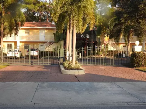972 La Costa Cir #8, Sarasota, FL 34237