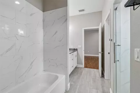 Bath - 8528 Patsy St, Tampa, FL 33615 photo 4 of 9