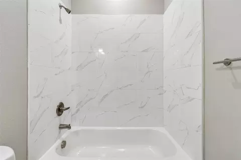 Bath - 8528 Patsy St, Tampa, FL 33615 photo 2 of 9