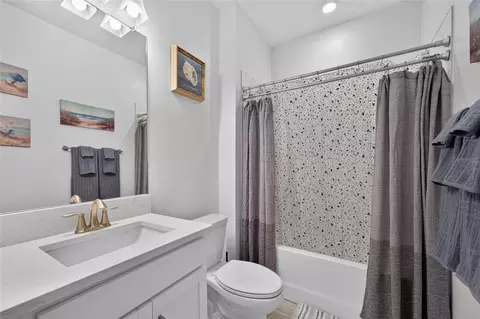 Bath - 12569 Lily Quartz Loop, Parrish, FL 34219 photo 4 of 5