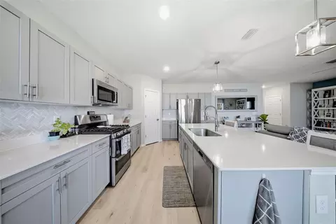 Kitchen - 12953 Camarillo Pl, Lithia, FL 33547 photo 3 of 6