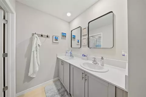 Bath - 12953 Camarillo Pl, Lithia, FL 33547 photo 3 of 5