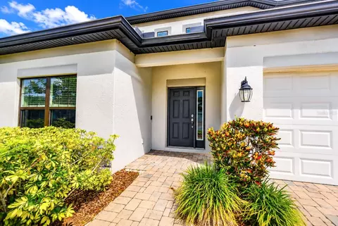 Exterior - 1621 Leaf Flower Ln, Lutz, FL 33558 photo 8 of 20