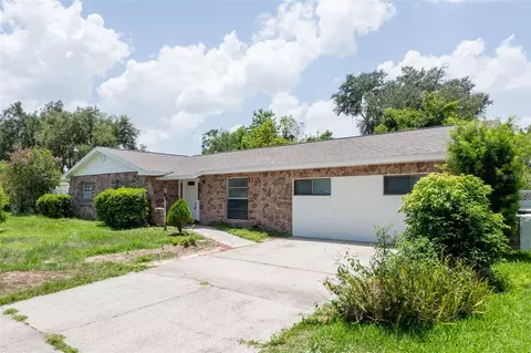 Exterior - 902 Shangri La Dr, Seffner, FL 33584 photo 7 of 8