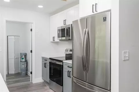Kitchen - 902 Shangri La Dr, Seffner, FL 33584 photo 2 of 4