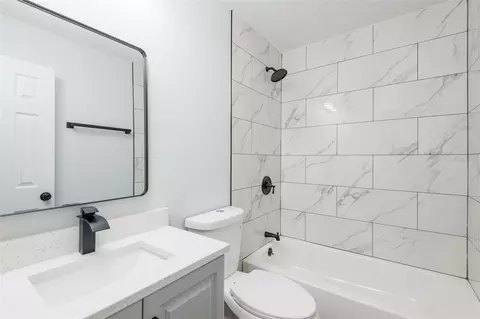 Bath - 902 Shangri La Dr, Seffner, FL 33584 photo 1 of 2