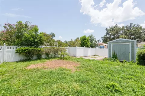 Exterior - 902 Shangri La Dr, Seffner, FL 33584 photo 4 of 8
