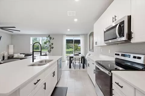 Kitchen - 10119 Daybreak Gln, Parrish, FL 34219 photo 4 of 7