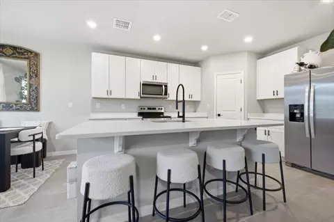 Kitchen - 10119 Daybreak Gln, Parrish, FL 34219 photo 6 of 7