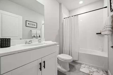 Bath - 10119 Daybreak Gln, Parrish, FL 34219 photo 2 of 3