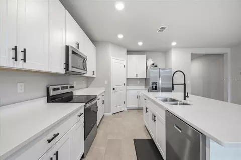Kitchen - 10119 Daybreak Gln, Parrish, FL 34219 photo 7 of 7