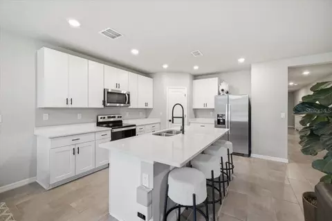 Kitchen - 10119 Daybreak Gln, Parrish, FL 34219 photo 5 of 7