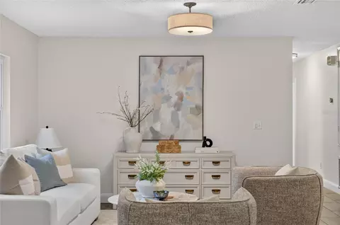 Living - 724 Isleton Dr, Brandon, FL 33511 photo 4 of 10