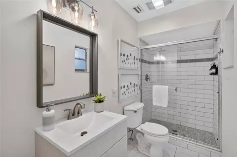 Bath - 724 Isleton Dr, Brandon, FL 33511 photo 2 of 2
