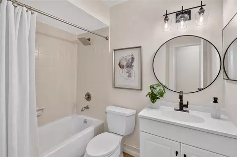 Bath - 724 Isleton Dr, Brandon, FL 33511 photo 1 of 2