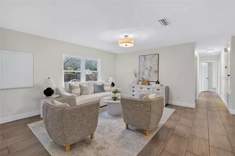 Living - 724 Isleton Dr, Brandon, FL 33511 photo 2 of 10
