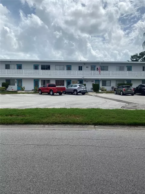 8350 112th St #104, Seminole, FL 33772