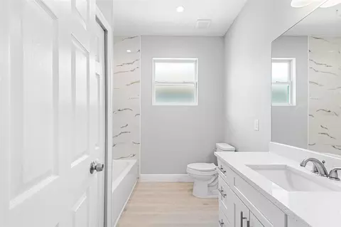 Bath - 2519 Avenue E SW, Winter Haven, FL 33880 photo 3 of 4