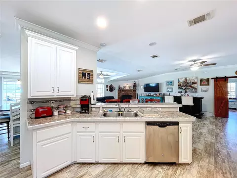 Kitchen - 14890 Cr 757, Webster, FL 33597 photo 8 of 12