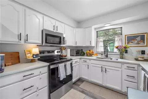 Kitchen - 2118 E Keysville Rd, Lithia, FL 33547 photo 2 of 2