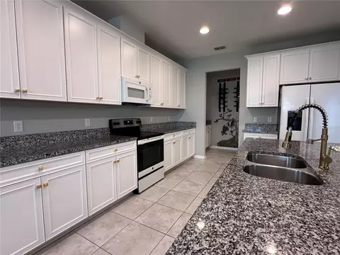 Kitchen - 4917 Eagle Rock Dr, Wimauma, FL 33598 photo 2 of 6