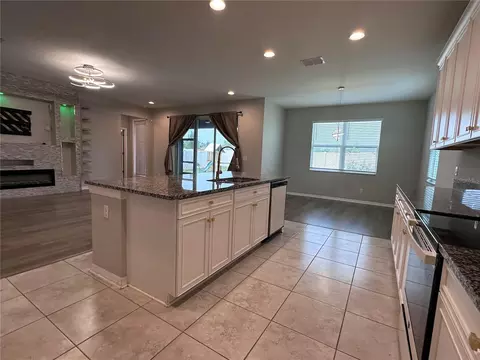 Kitchen - 4917 Eagle Rock Dr, Wimauma, FL 33598 photo 4 of 6