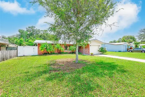 Exterior - 929 Britton St, Largo, FL 33770 photo 5 of 8