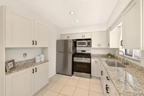 Kitchen - 929 Britton St, Largo, FL 33770 photo 3 of 4