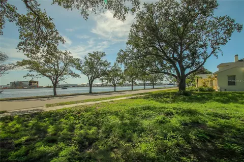 424 Channel Dr, Tampa, FL 33606