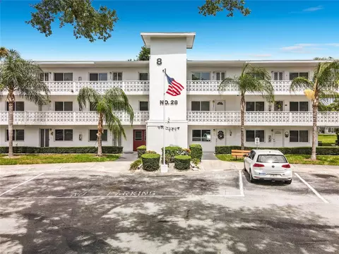 8101 113th St #309, Seminole, FL 33772
