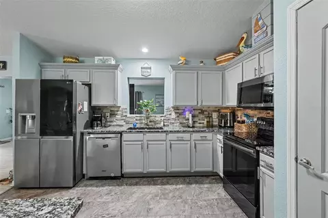 Kitchen - 18018 SW 68th Loop, Dunnellon, FL 34432 photo 2 of 4
